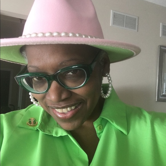 Meet your Posher, Mildred - Picture 2 of 2